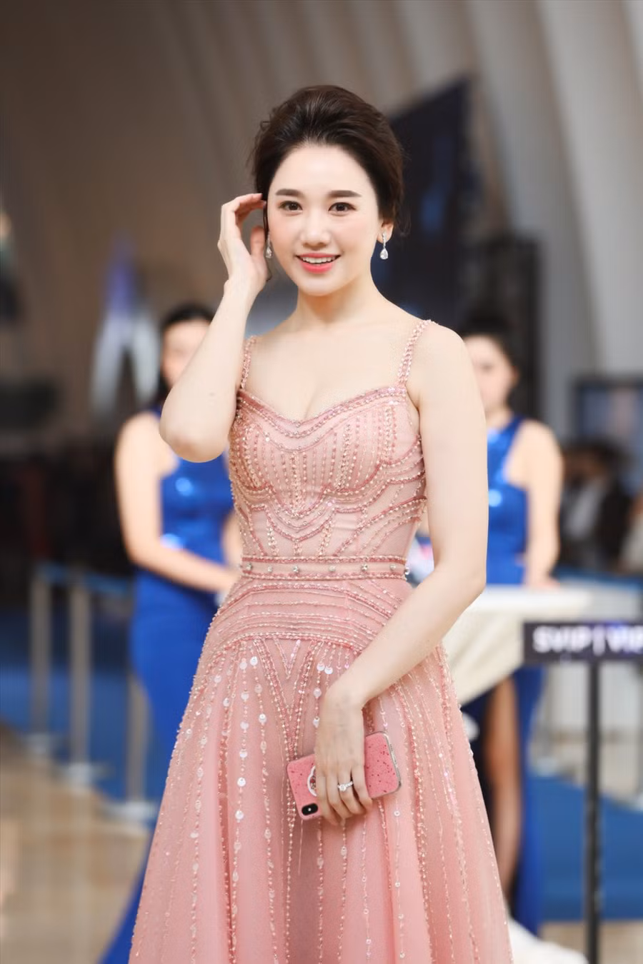  Bà xã Trấn Thành ngày càng chăm diện những bộ đồ gợi cảm, quyến rũ. 