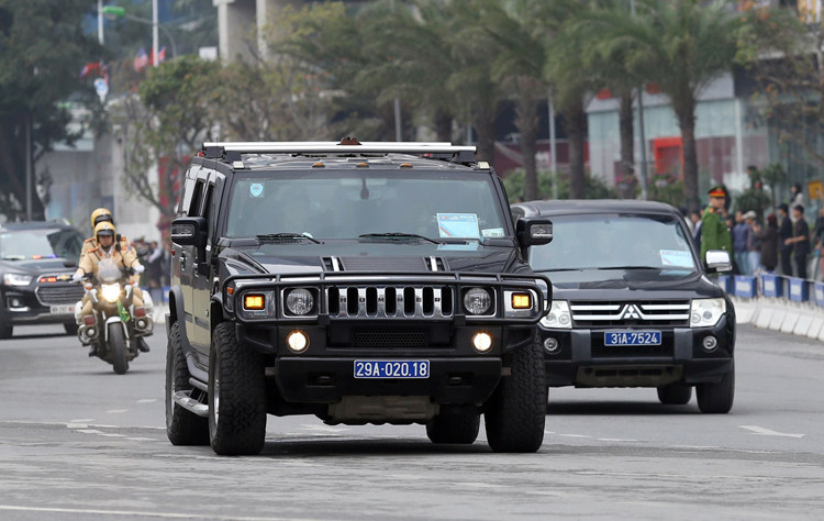 Chiếc SUV off-road mang biển xanh trong đoàn hộ tống Tổng thống Mỹ sáng 27/2 tại Hà Nội. Ảnh: Lương Dũng
