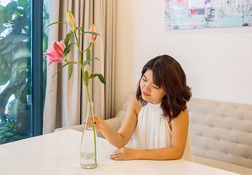 Bình hoa ngày Tết chỉ có một bông của chị Huyền Trân. Ảnh: HT.