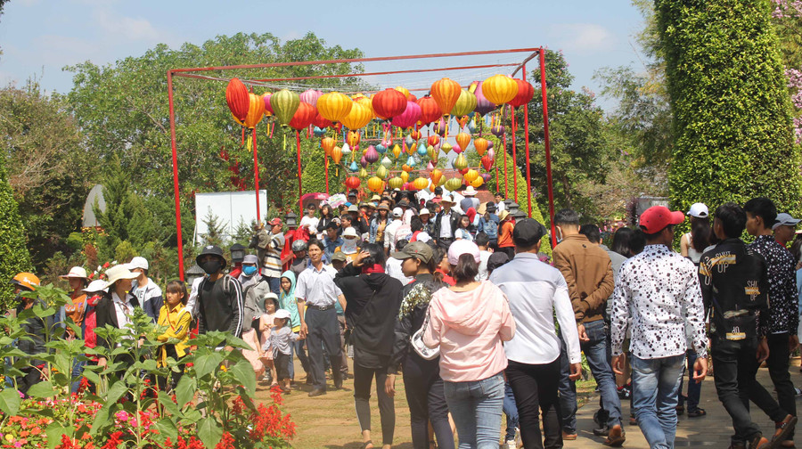  Lượng người đổ về Công viên văn hóa Đồng Xanh du Xuân khá đông đúc. Ảnh: Nguyễn Tú