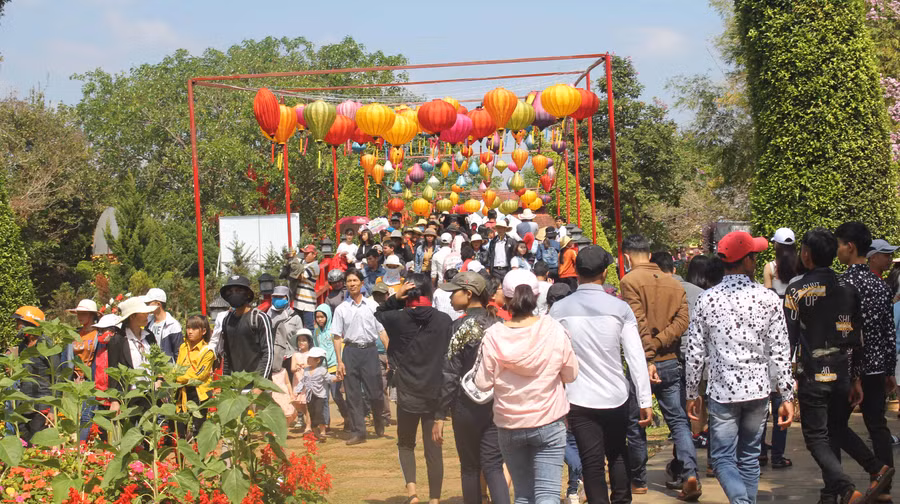  Lượng người đổ về Công viên văn hóa Đồng Xanh du Xuân khá đông đúc. Ảnh: Nguyễn Tú