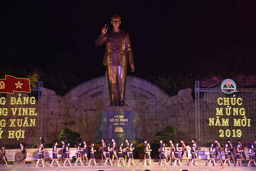 Màn biểu diễn cồng chiêng thu hút đông đảo người xem. Ảnh Nguyễn Tú