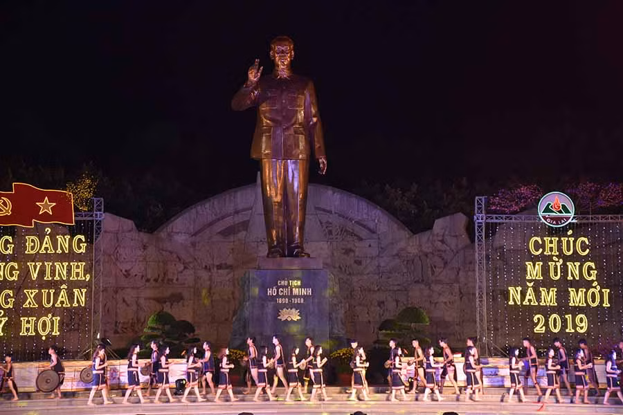 Màn biểu diễn cồng chiêng thu hút đông đảo người xem. Ảnh Nguyễn Tú