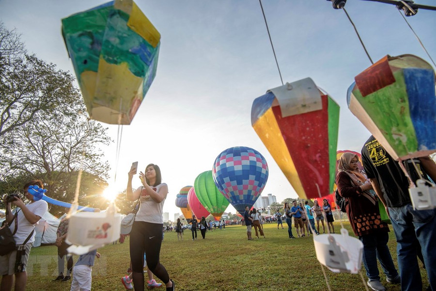 Du khách tại lễ hội khinh khí cầu ở Penang, Malaysia.