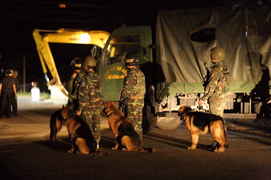 Chó nghiệp vụ được huy động. 