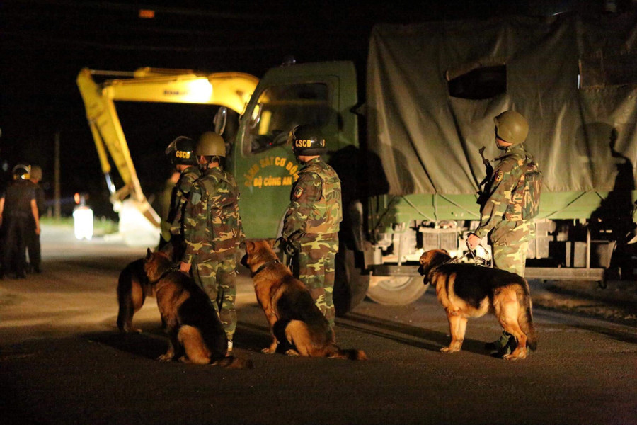 Chó nghiệp vụ được huy động. 