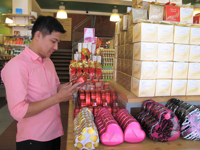 Bạn trẻ chọn quà tặng người yêu nhân ngày Valentine Bạn trẻ chọn quà tặng người yêu nhân ngày Valentine