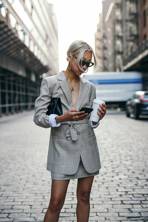 Mốt diện blazer vẫn chưa có dấu hiệu thoái trào, vì thế vào mùa này các nàng vẫn có thể khiến mình sang chảnh với các kiểu áo vest free size, vest biến thể độc đáo.