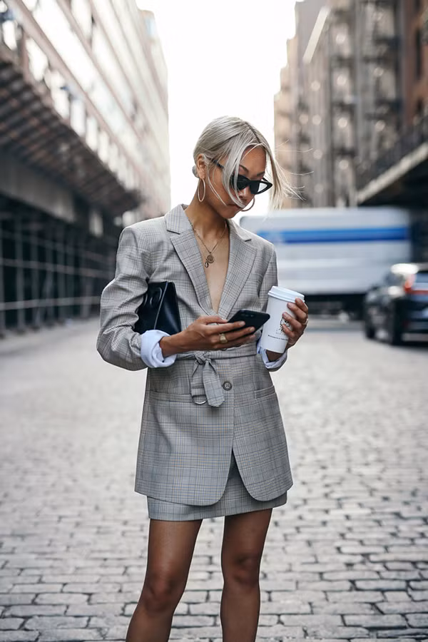 Mốt diện blazer vẫn chưa có dấu hiệu thoái trào, vì thế vào mùa này các nàng vẫn có thể khiến mình sang chảnh với các kiểu áo vest free size, vest biến thể độc đáo.