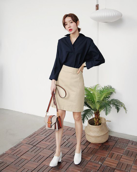  Những mẫu chân váy cũng là trang phục được phái đẹp công sở ưa chuộng, bởi chúng có thể phối hợp cùng nhiều mẫu áo có kiểu dáng khác nhau.