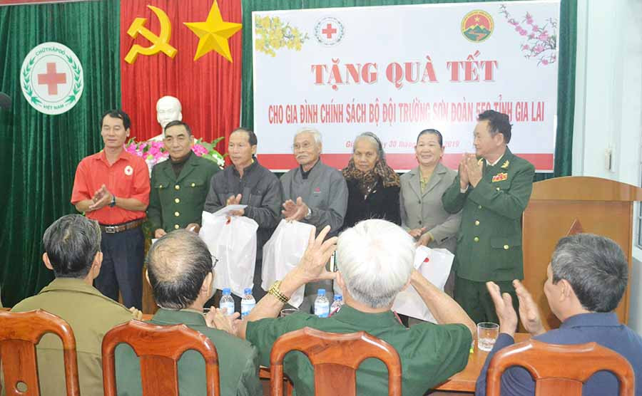 Hội Chữ thập đỏ tỉnh phối hợp với Hội Truyền thống Trường Sơn đường Hồ Chí Minh tặng quà Tết cho các gia đình chính sách. Ảnh: Hoàng Cư  Hội Chữ thập đỏ tỉnh phối hợp với Hội Truyền thống Trường Sơn đường Hồ Chí Minh tặng quà Tết cho các gia đình chính sách. Ảnh: Hoàng Cư
