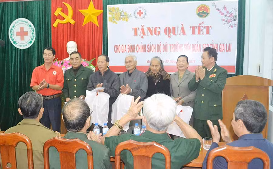 Hội Chữ thập đỏ tỉnh phối hợp với Hội Truyền thống Trường Sơn đường Hồ Chí Minh tặng quà Tết cho các gia đình chính sách. Ảnh: Hoàng Cư
