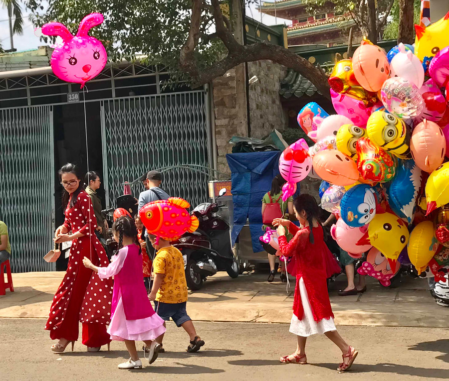 Đưa các con đi chơi Tết trong ngày đầu năm mới. Ảnh: Trần Dung