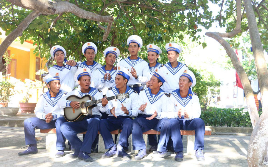 Cây xanh trên đảo Sinh Tồn góp phần tạo bóng mát cho cán bộ, chiến sĩ trên đảo sinh hoạt sau những giờ huấn luyện mệt nhọc. Ảnh: Quang Tấn