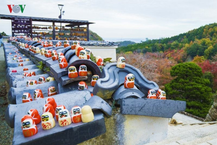 Trong khuôn viên chùa có nhiều gian hàng bán các loại Daruma lớn nhỏ để du khách có thể tự tay vẽ mắt và cầu may.