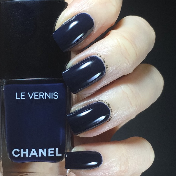 Các gam màu lạnh như xanh hải quân sẽ mang đến sự ổn định và thúc đẩy tính kiên nhẫn trong các mối quan hệ và sự nghiệp của Ma Kết.