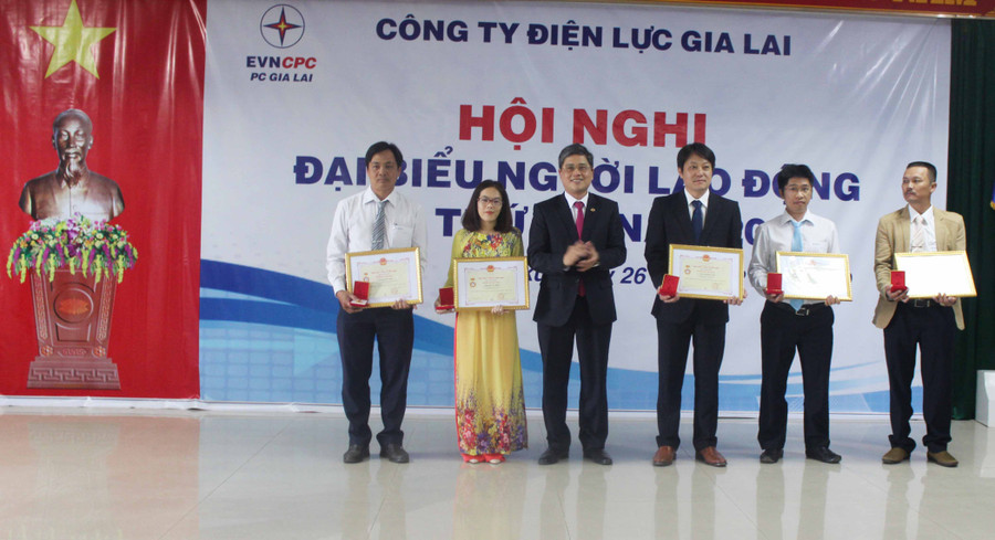 Tặng giấy khen cho các cá nhân hoàn thành xuất sắc nhiệm vụ năm 2018. Ảnh: Hà Duy PC Gia Lai tặng giấy khen cho các cá nhân hoàn thành xuất sắc nhiệm vụ năm 2018. Ảnh: Hà Duy