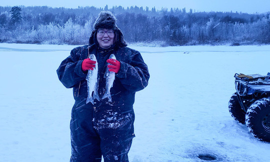 Bà Renae Zackar bắt cá trên hồ Iliamna. Ảnh: GUARDIAN Bà Renae Zackar bắt cá trên hồ Iliamna. Ảnh: GUARDIAN
