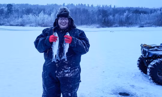 Bà Renae Zackar bắt cá trên hồ Iliamna. Ảnh: GUARDIAN Bà Renae Zackar bắt cá trên hồ Iliamna. Ảnh: GUARDIAN