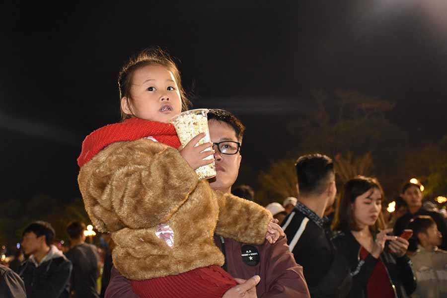 Mọi người cùng nhau đón chờ giây phút pháo hoa bung tỏa trên bầu trời phố núi. Ảnh: Trần Dung