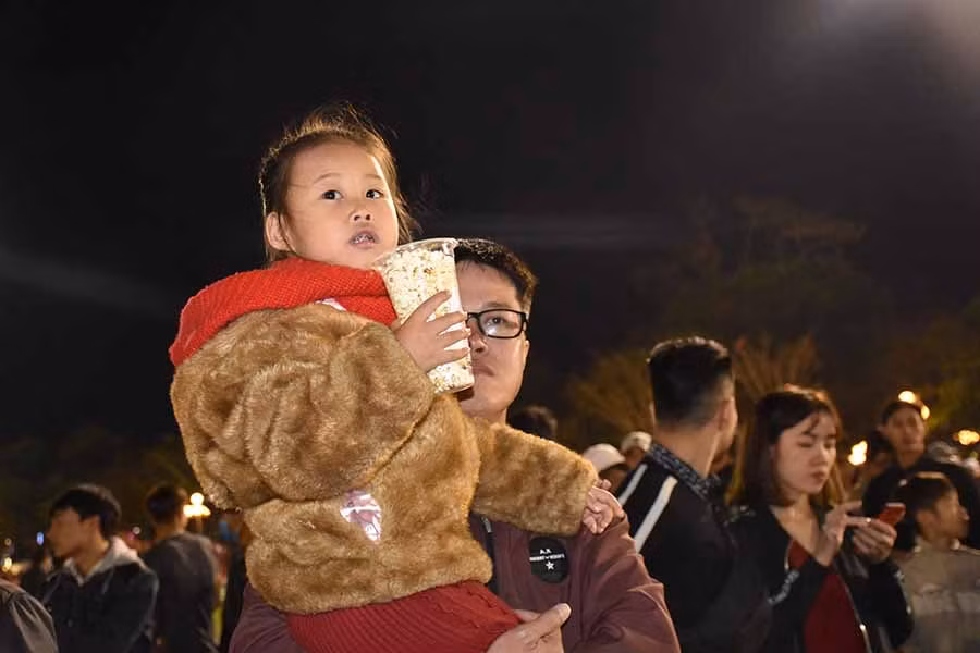 Mọi người cùng nhau đón chờ giây phút pháo hoa bung tỏa trên bầu trời phố núi. Ảnh: Trần Dung