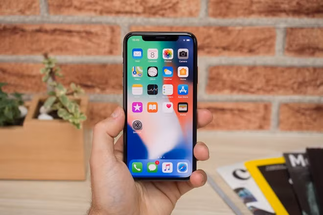 iPhone X vẫn nhận được nhiều sự quan tâm từ người dùng dù đã bị khai tử. Ảnh: PhoneArena.