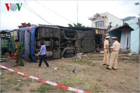 Lực lượng chức năng đang khám nghiệm hiện trường. Lực lượng chức năng đang khám nghiệm hiện trường.