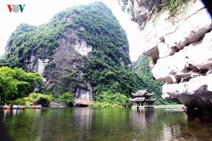  Tiếng chuông chùa ngân vang chiều chiều phả vào đá núi, vào không gian đồng ruộng gợi lên một cảnh sống thanh bình, đậm chất thiền. 