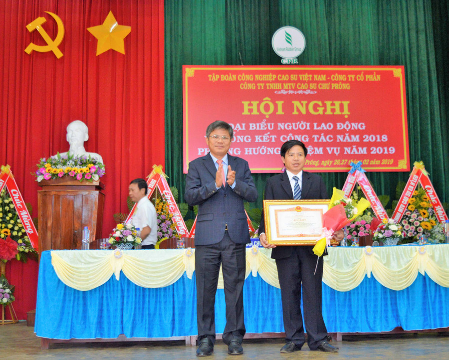 Ông Trần Trung Căn-Phó Tổng Giám đốc Công ty nhận bằng khen của Thủ tướng Chính phủ. Ảnh: Đinh Yến