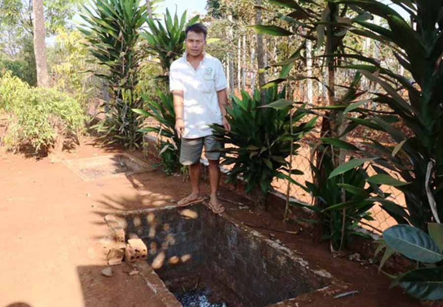  Anh Siu Hon đã đào 2 hố rác để xử lý rác thải sinh hoạt của gia đình. Ảnh: N.H