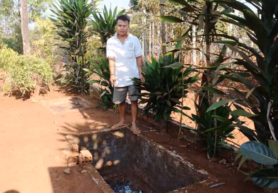  Anh Siu Hon đã đào 2 hố rác để xử lý rác thải sinh hoạt của gia đình. Ảnh: N.H