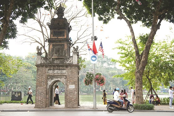 Hoa và Quốc kỳ Mỹ - Triều khu vực Hồ Gươm Hoa và Quốc kỳ Mỹ - Triều khu vực Hồ Gươm