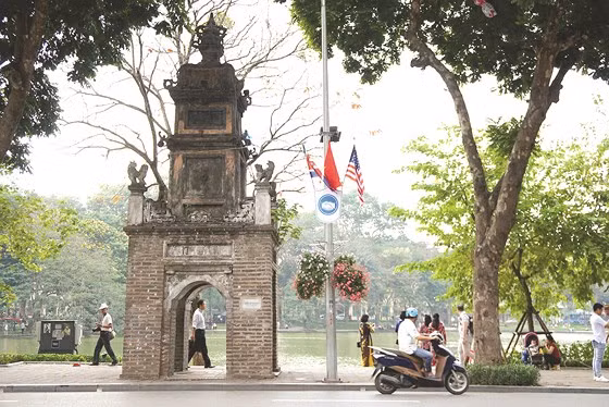 Hoa và Quốc kỳ Mỹ - Triều khu vực Hồ Gươm