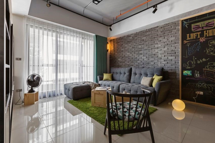 Sàn nhà bằng gạch men bóng loáng tăng diện tích, một chiếc thảm màu xanh đóng khung khu vực tiếp khách. Sàn nhà bằng gạch men bóng loáng tăng diện tích, một chiếc thảm màu xanh đóng khung khu vực tiếp khách.