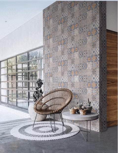  Một kiểu phối gạch ngẫu hứng từ nhiều mẫu tạo nên một bức tranh tổng quan hài hòa, có thể coi đây là một điểm nhấn thẩm mỹ ấn tượng cho tiền sảnh căn hộ.