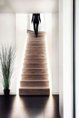 Tạo ra một lối đi sang trọng với ánh sáng led: Chỉ cần ánh sáng thôi đã khiến cầu thang trở nên đầy sang trọng.