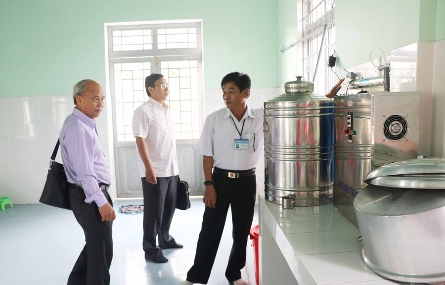 Đoàn gián sát HĐND tỉnh khảo sát khu vực bếp ăn Trường Tiểu học Đinh Tiên Hoàng. Ảnh: Ngọc Minh