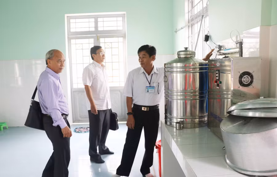 Đoàn gián sát HĐND tỉnh khảo sát khu vực bếp ăn Trường Tiểu học Đinh Tiên Hoàng. Ảnh: Ngọc Minh