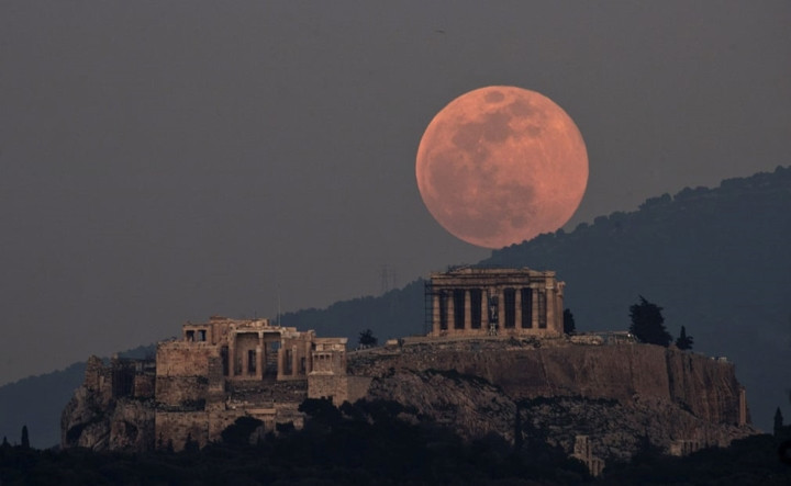 Siêu trăng treo lơ lửng trên đền thờ Pathenon ở Athens, Hy Lạp.