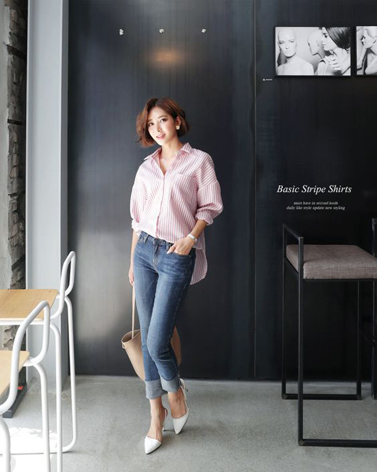 Để phối đồ đi làm trong vòng 'một nốt nhạc' bạn gái chỉ cần chọn chiếc sơ mi thẳng thớm và diện cùng jeans ống côn. Phụ kiện đi kèm là giầy cao gót và mẫu túi xách tay có tông màu hài hòa. 