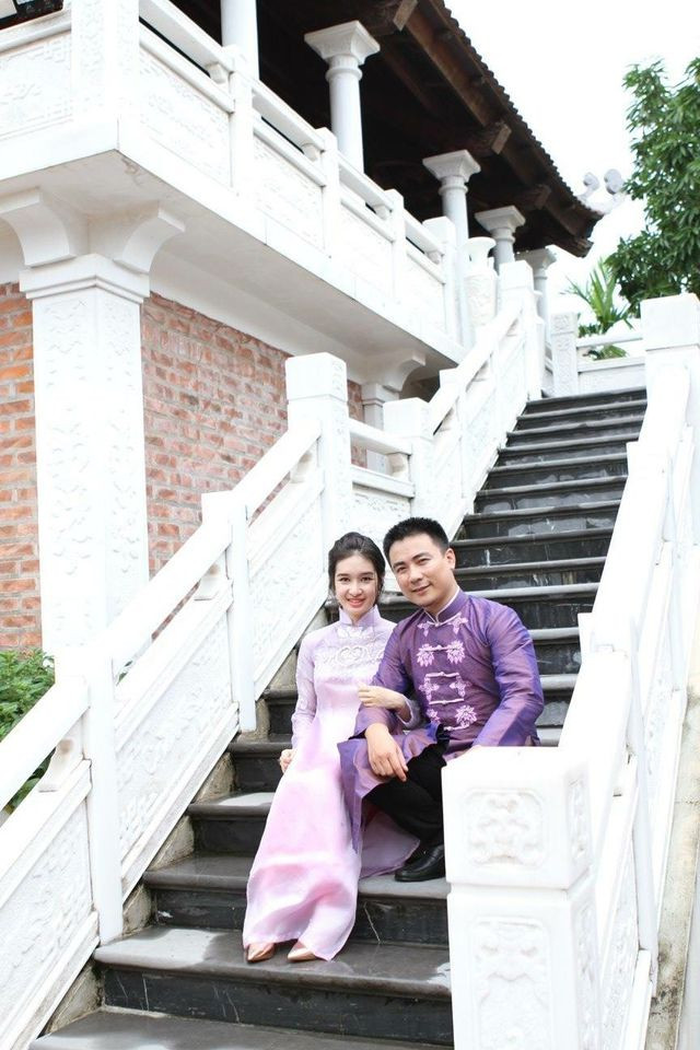 Theo nhà văn Trần Thị Trường, trang phục như thế này vừa truyền thống vừa đẹp. Theo nhà văn Trần Thị Trường, trang phục như thế này vừa truyền thống vừa đẹp.
