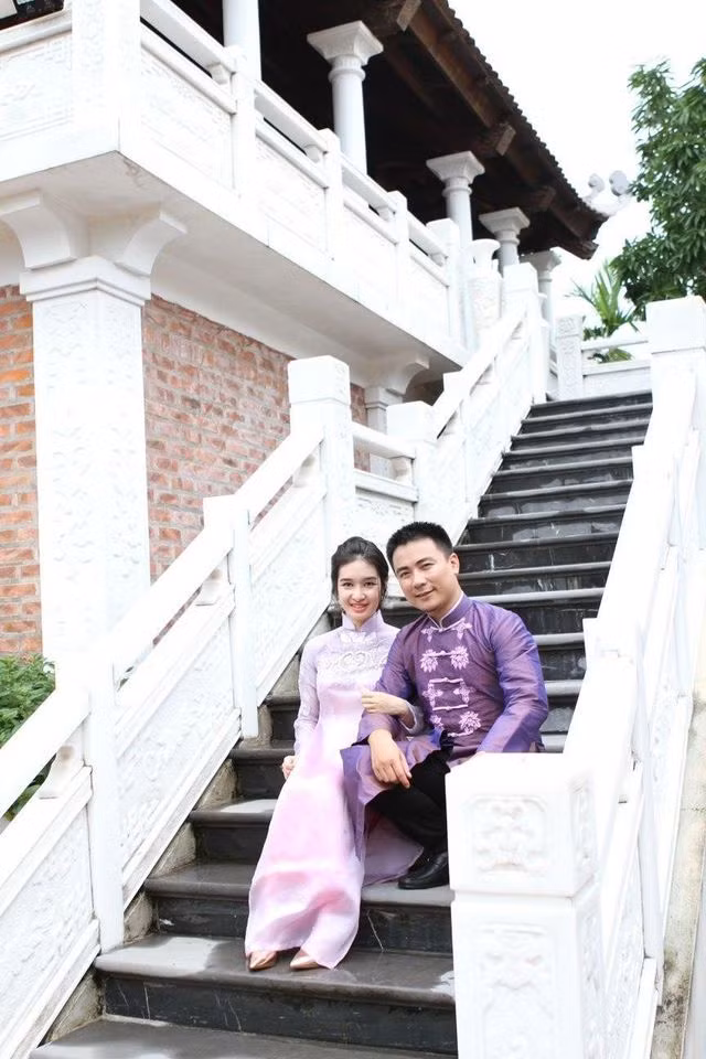 Theo nhà văn Trần Thị Trường, trang phục như thế này vừa truyền thống vừa đẹp.