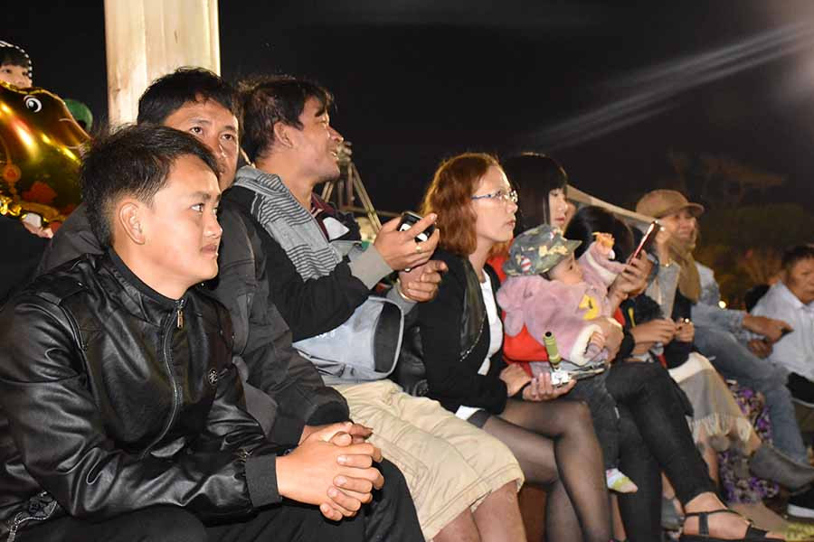 Người dân chăm chú chú dõi theo các tiết mục trên sân khấu. Ảnh: Trần Dung