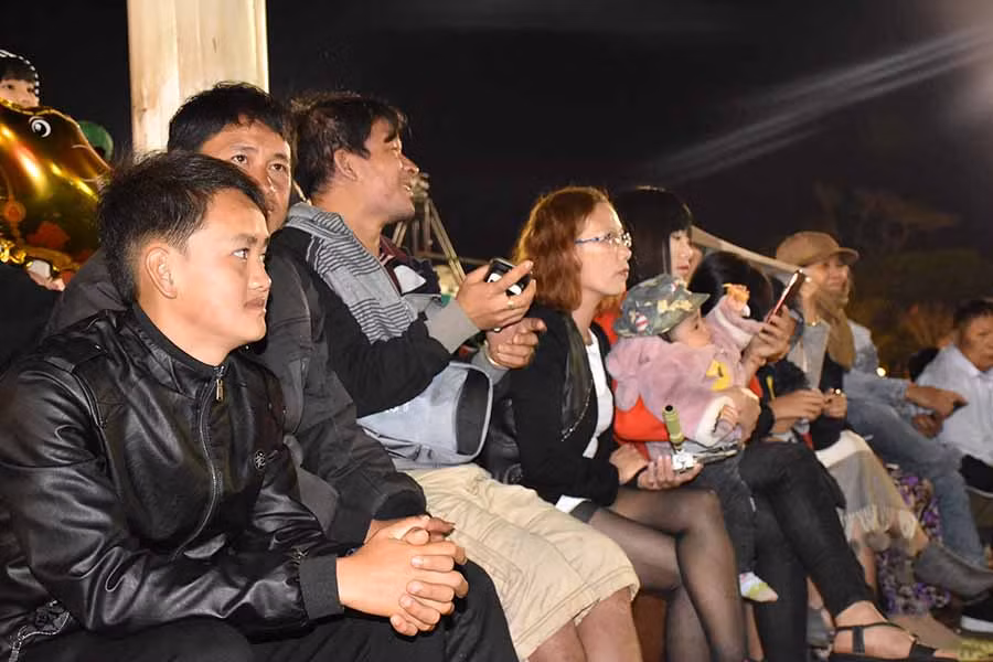 Người dân chăm chú chú dõi theo các tiết mục trên sân khấu. Ảnh: Trần Dung