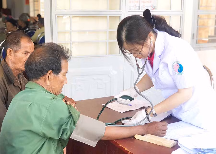 Các y, bác sĩ khám-chữa bệnh cho người dân. Ảnh: Ngọc Thu