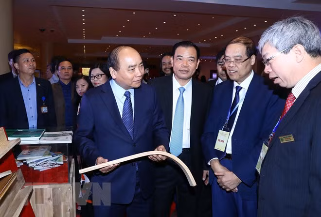 Thủ tướng Nguyễn Xuân Phúc thăm các gian trưng bày sản phẩm gỗ, lâm sản. (Ảnh: Thống Nhất/TTXVN)