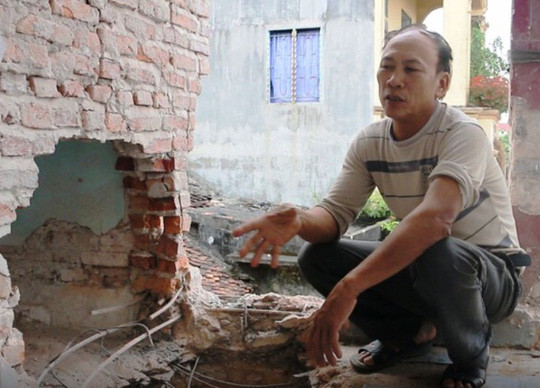 Điểm giao nhau giữa tầng 2 và tầng 1 ngôi nhà bị vỡ tung sau vụ nổ, rất may ông Liên và 2 cháu chỉ bị hất tung vào tường dẫn tới bị thương, 6 người khác thoát chết.