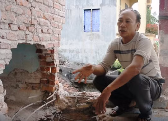 Điểm giao nhau giữa tầng 2 và tầng 1 ngôi nhà bị vỡ tung sau vụ nổ, rất may ông Liên và 2 cháu chỉ bị hất tung vào tường dẫn tới bị thương, 6 người khác thoát chết.