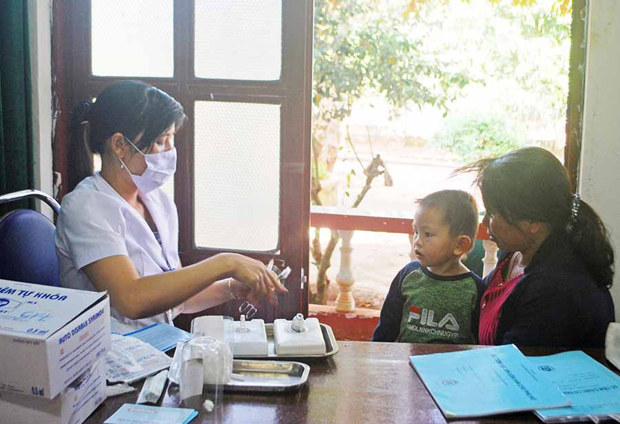  Tiêm vắc xin cho trẻ giúp phòng ngừa nhiều loại bệnh. Ảnh: N.T