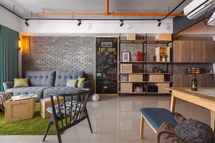  Màu sắc trong căn hộ tươi sáng giúp họ có nơi để làm việc và chăm sóc con cái.